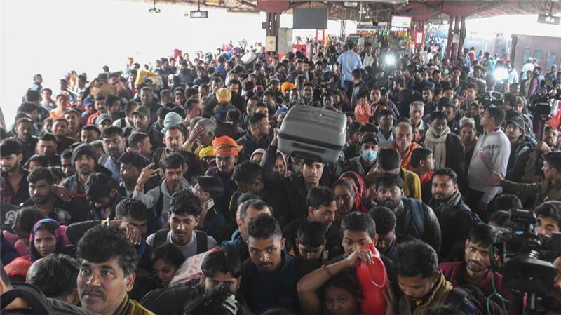 Mindestens 18 Tote bei Massenpanik auf Bahnhof in Neu-Delhi Auf dem Bahnhof von Neu-Delhi herrschte dichtes Gedränge, als es zu der Massenpanik gekommen war.