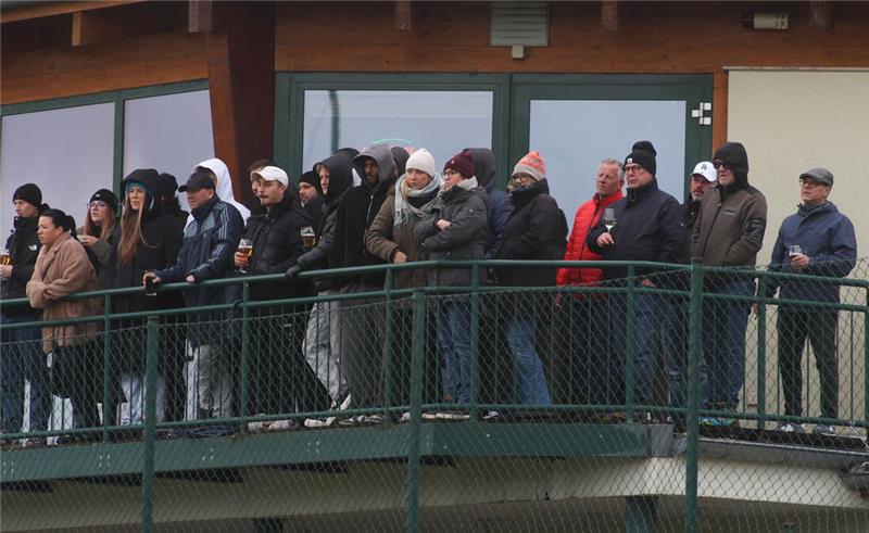 Heiße Momente in Braunlage, kalte Tage für Fußballfans Auf dem Balkon des Bad Harzburger Sportheims wird es am Sonntag fast schon kuschelig eng. Foto: Gietemann