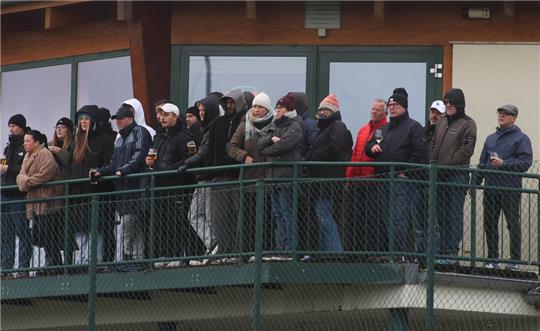 Heiße Momente in Braunlage, kalte Tage für Fußballfans Auf dem Balkon des Bad Harzburger Sportheims wird es am Sonntag fast schon kuschelig eng. Foto: Gietemann