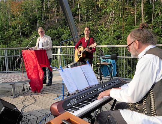 Auf dem Baumwipfelpfad präsentieren Thorsten und Anke Reimann sowie Sven Waida (r.) Texte aus dem Heft „Wär ich das Glück …“.  Foto: Potthast