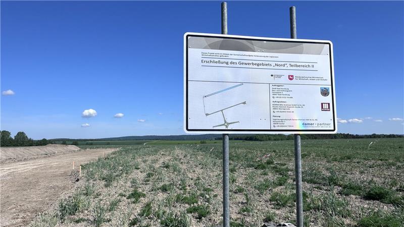 Auf dem Bauschild sind auch die neuen Straßen zu sehen.