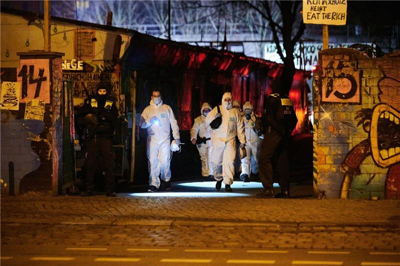 Der Druck auf die Ex-RAF-Terroristen steigt Auf dem Bauwagengelände sind nach LKA-Angaben zehn Menschen angetroffen und vorläufig festgehalten worden.