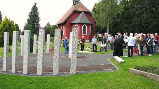 Auf dem Bergfriedhof der Martini-Kirchengemeinde stehen jetzt zwei Meter hohe Stelen, die auf eine neue Art der Urnenbestattung hinweisen,