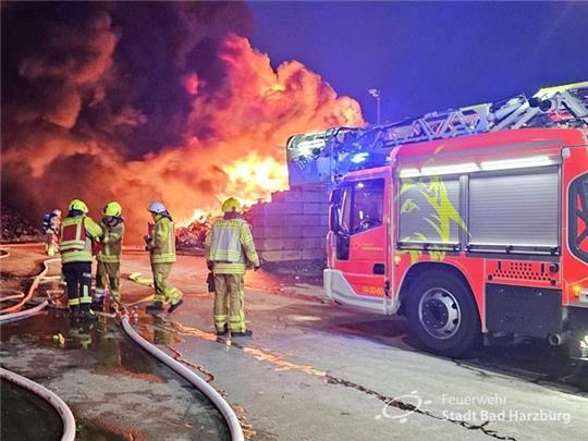 Auf dem Beriebsgelände ist Elektroschrott in Flammen aufgegangen. Foto: Feuerwehr