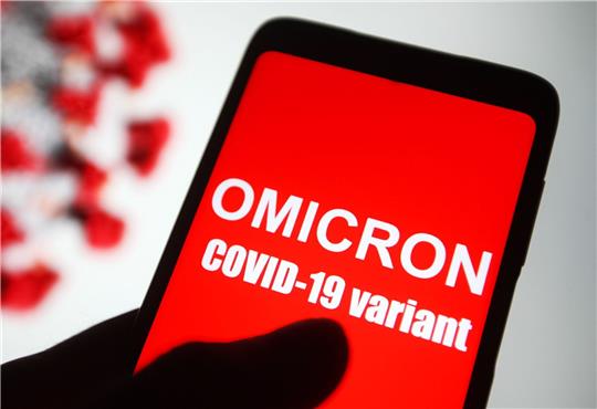 Auf dem Bildschirm eines Smartphones «Omicron COVID-19 variant» zu lesen. Eine Studie der Charité zur Entstehung der Corona-Variante Omikron ist zurückgezogen worden. Proben waren verunreinigt worden.