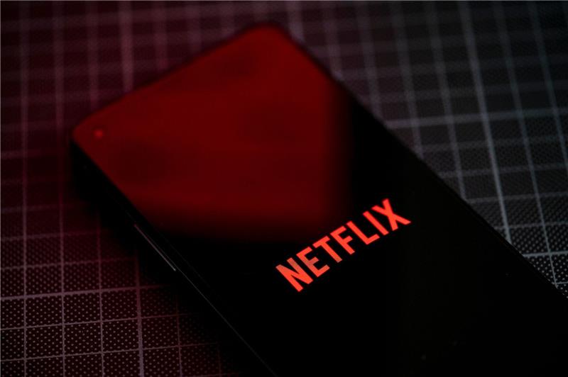 Vorgehen gegen Trittbrettfahrer bringt Netflix mehr Kunden Auf dem Bildschirm eines Smartphones ist das Logo von Netflix zu sehen.