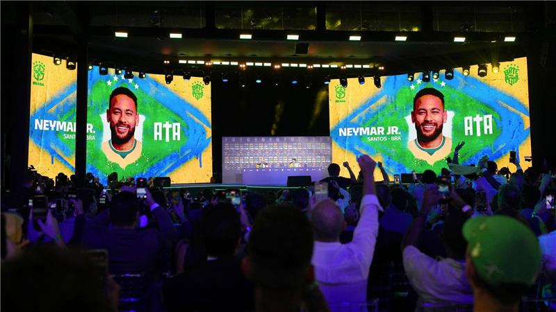 Auf dem Bildschirm ist ein Bild von Neymar zu sehen.