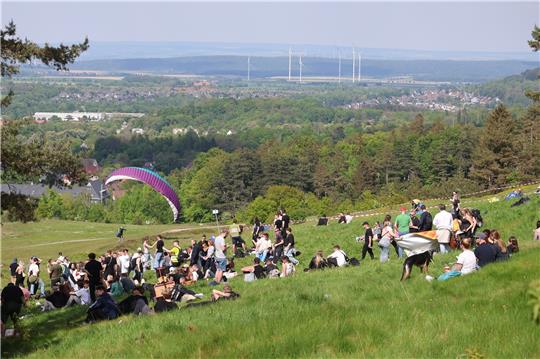 Auf dem Blauen Haufen in Goslar genießen die Leute friedlich, aber laut Polizei mit viel Alkohol den Vatertag. Foto: Epping