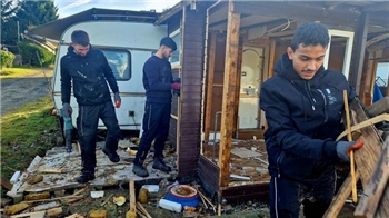 Auf dem Campingplatz Prahljust sind die Abrissfirmen unterwegs, um den Menschen beim Räumen zu helfen. 
