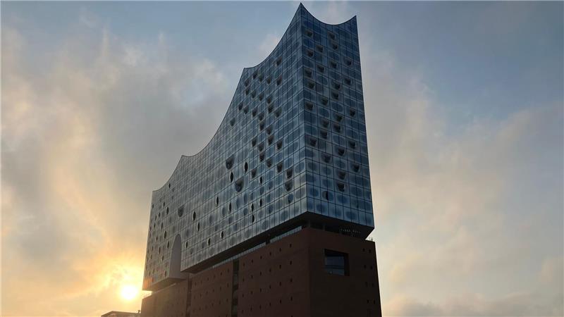 Mountainbiker Wibmer macht Rückwärtssalto auf der „Elphi“ Auf dem Dach der Elbphilharmonie hat Extrem-Sportler Fabio Wibmer mit seinem Rad einen Rückwärtssalto gemacht.