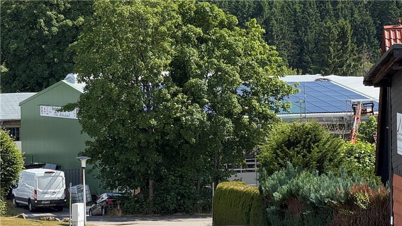 Photovoltaik-Anlagen: Hallendächer für Stromproduktion gesucht Auf dem Dach der Firma Hebestriet entsteht derzeit eine Photovoltaik-Anlage.