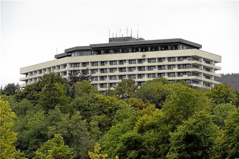 Auf dem Dach des Hotels ist der Maritim-Schriftzug, der jahrzehntelang weithin sichtbar war (Bild unten) bereits abgebaut. Nach und nach wird der Name Maritim auch aus dem übrigen Hotel verschwinden.  Fotos: Schlegel/Brabanski