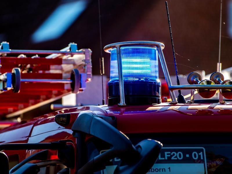 Auf dem Dach eines Einsatzfahrzeugs der Feuerwehr leuchtet ein Blaulicht. Foto: David Inderlied/dpa/Symbolbild