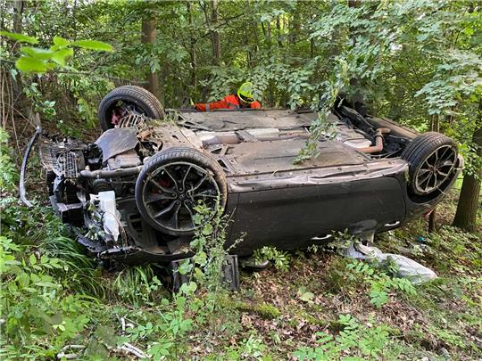 Auf dem Dach kam der Hyundai zum Stehen. Foto: Feuerwehr Rhüden