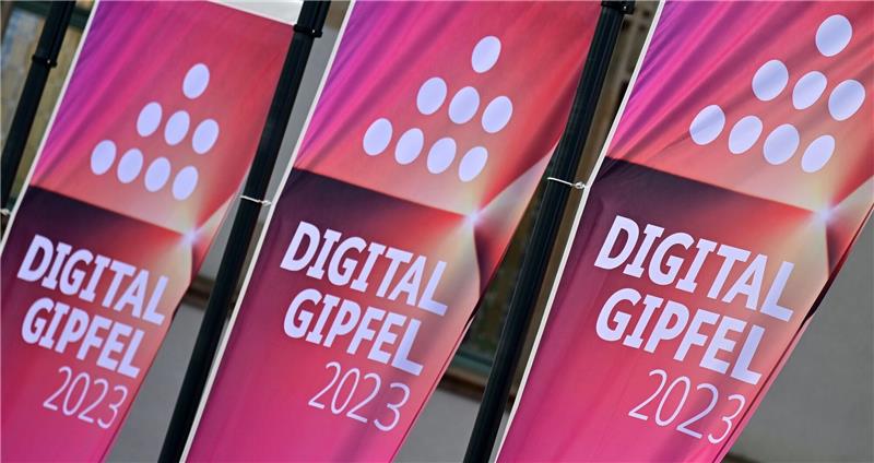 Bundesregierung will „vernünftige” KI-Regulierung Auf dem Digital-Gipfel der Bundesregierung diskutieren rund 1000 Teilnehmer aus Politik, Wirtschaft, Wissenschaft und der Zivilgesellschaft über eine Umsetzung der digitalen Transformation.