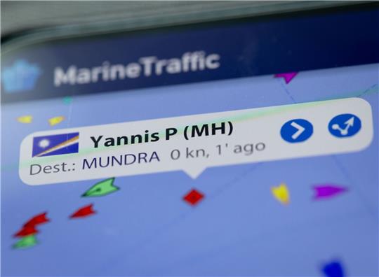 Auf dem Display eines Smartphones wird in der App «MarineTraffic» die damals aktuelle Position des Öltankers «Yannis P» angezeigt.