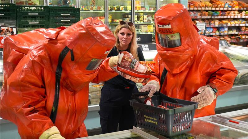 Bad Harzburger Feuerwehr muss im Schutzanzug shoppen Auf dem Einkaufszettel stehen unter anderem Pommes, Patties und Kopfsalat.