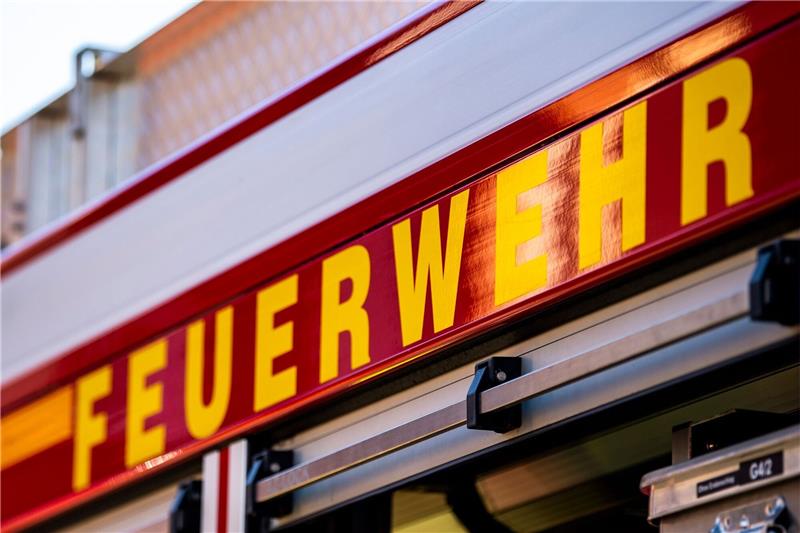 Explosionsgeräusche: Brennender Kühlschrank auf der Straße Auf dem Einsatzfahrzeug ist in gelber Farbe der Schriftzug «Feuerwehr» zu lesen.