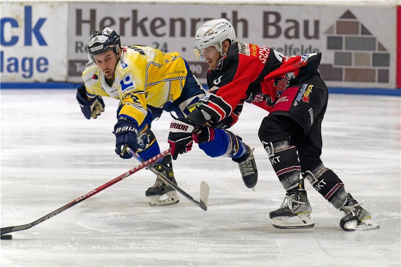 Harzer Falken kämpfen für mehr Spiele Auf dem Eis Rivalen, in der Sache vereint. Die Harzer Falken, rechts Bastian Schirmacher, und der Adendorfer EC setzen sich für mehr Spiele in der Eishockey-Regionalliga Nord ein. Foto: Drechsler