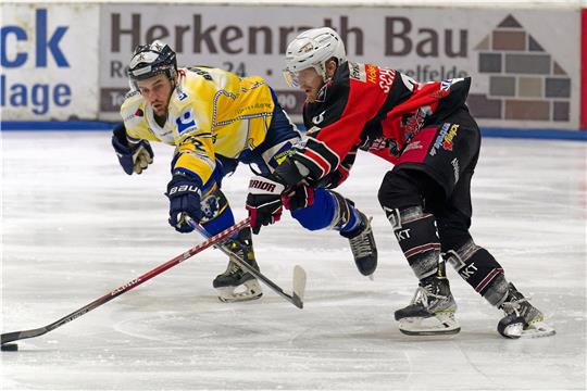 Auf dem Eis Rivalen, in der Sache vereint. Die Harzer Falken, rechts Bastian Schirmacher, und der Adendorfer EC setzen sich für mehr Spiele in der Eishockey-Regionalliga Nord ein. Foto: Drechsler