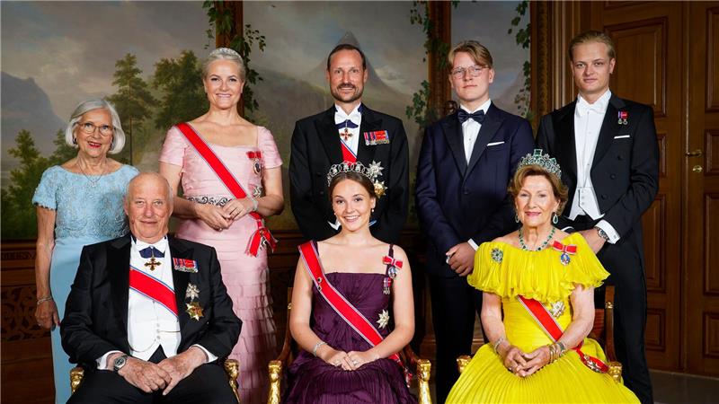 Prinzessin äußert sich zu Vorwürfen gegen Stiefbruder Marius Auf dem Familienfoto zum 18. Geburtstag von Ingrid Alexandra aus dem Jahr 2022 ist hinten rechts auch Marius Borg Høiby zu sehen. (Archivbild)