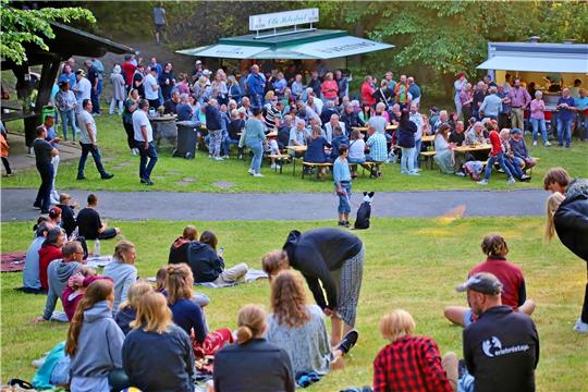 Auf dem Festgelände im Kurpark können die Gäste zwischen einem Liegeplatz auf der Wiese oder einem Sitzplatz an den Biertischgarnituren wählen. Fotos: Jung