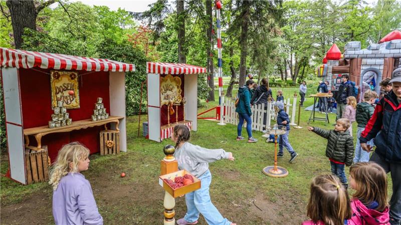 Auf dem Festgelände sind zahlreiche Kirmesstände aufgebaut.