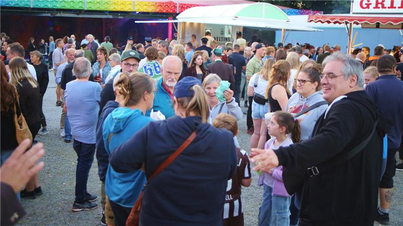 Auf dem Festplatz vor dem Zelt tummeln sich die Menschen.