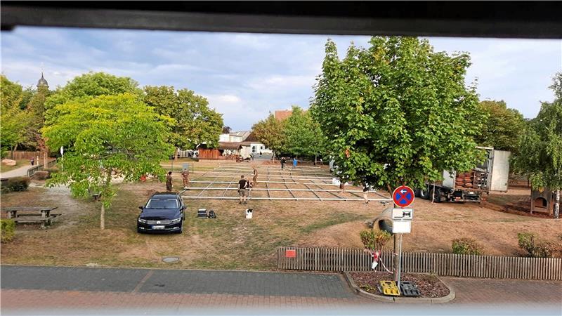 Auf dem Festplatz wird bereits das Zelt aufgebaut.  Fotos: Privat