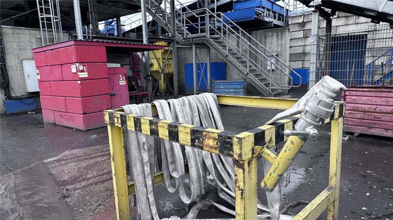 Ist die Gefahr von Großbränden bei Electrocycling jetzt gebannt? Auf dem Firmengelände liegen überall Löschmittel bereit.