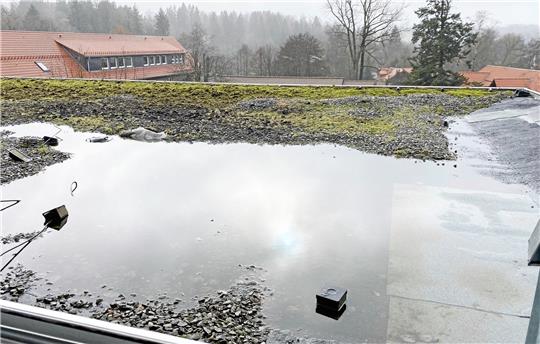 Auf dem Flachdach des Schulzentrums Braunlage sammelt sich das Regenwasser und drückt an einigen Stelle durch die Decke. Foto: Privat
