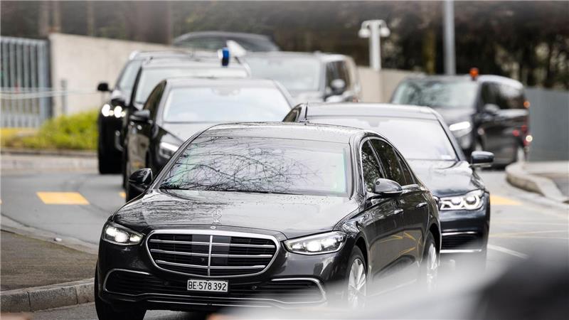 Ukrainer und Russen verhandeln über Kriegsende in Genf Auf dem Flug von Moskau nach Genf musste die Moskauer Delegation laut russischen Staatsmedien einen mehr als achtstündigen Umweg in Kauf nehmen.