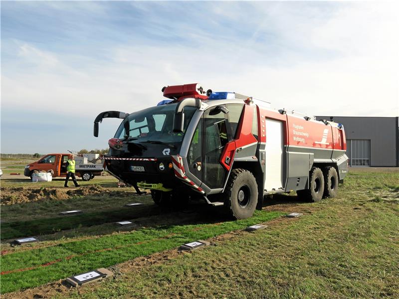TU Clausthal entwickelt robusten Landebahn-Belag Auf dem Flughafen Braunschweig-Wolfsburg erprobt das Forschungsteam aus Clausthal die Standfestigkeit des Untergrunds mit Feuerwehrfahrzeugen.