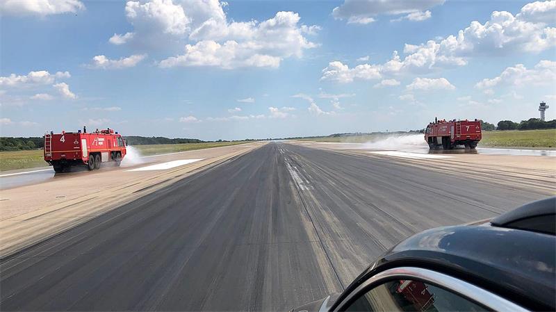 Auf dem Flughafen Hannover wird eine Start- und Landebahn zum Schutz vor Aufbrüchen der Fahrbahndecke gewässert. (Archivbild)