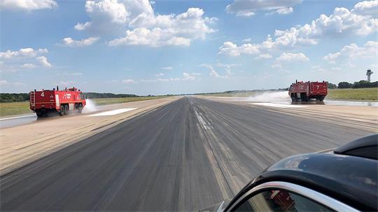 Auf dem Flughafen Hannover wird eine Start- und Landebahn zum Schutz vor Aufbrüchen der Fahrbahndecke gewässert. (Archivbild)