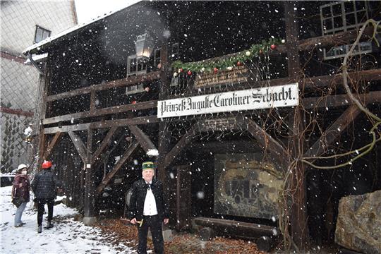 Auf dem Freigelände des Oberharzer Bergwerksmuseums schneit es, passend zu der geplanten Führung. Udo Künstel ist in Steiger-Tracht gut gerüstet.  Foto: GZ-Archiv