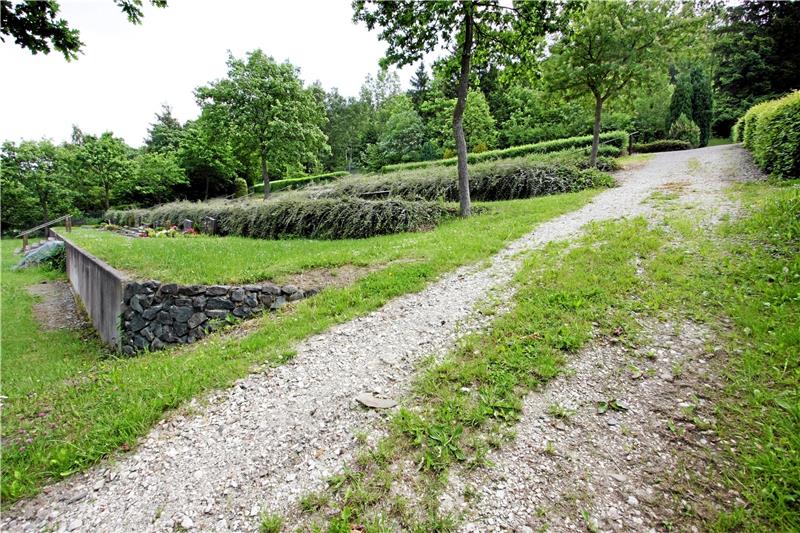 Wolfshagen: Heimatpfleger und Polizeichef vorgestellt Auf dem Friedhof in Wolfshagen soll eine weitere Reihe für Urnengräber in der Nähe des Haupteinganges eröffnet werden. Foto: GZ-Archiv