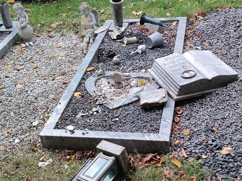 Auf dem Friedhof seien mindestens 26 Gräber zerstört worden. Foto: Martin Dziadek/dpa