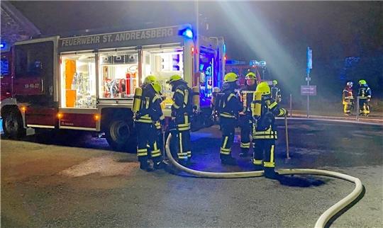 Auf dem Gelände des Maschinenbauunternehmens Eckold in Silberhütte absolvieren die Feuerwehren St. Andreasberg und Braunlage am Freitagabend eine gemeinsame Einsatzübung. Unter anderem muss eine zusätzliche Wasserentnahmestelle an der Sperrlutter eingerichtet werden. Foto: Karnovsky