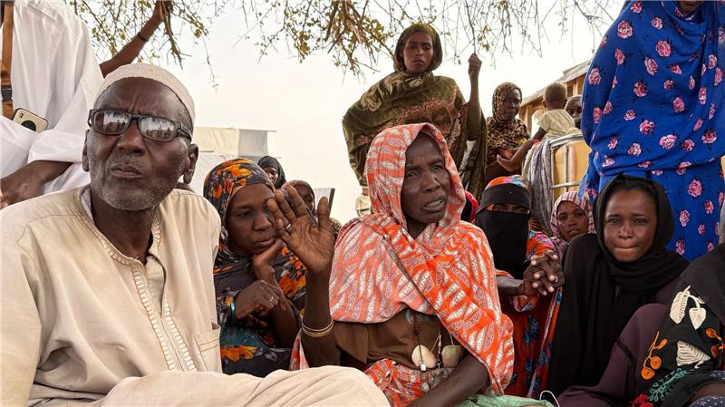 Sudans vergessenes Leid: Leben im Stillstand nach der Flucht Auf dem Gelände des Roten Kreuzes warten Flüchtlinge aus Darfur in der tschadischen Grenzstadt Adré auf die Weiterfahrt in ein Flüchtlingslager.