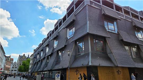 Auf dem Gelände des ehemaligen Karstadt-Gebäudes am Gewandhaus ist ein Haus der Musik geplant. (Archivbild)