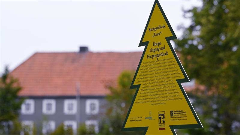 Auf einer Dennert-Tanne steht der Schriftzug „Sprengstoffwerk Tanne“ mit Erläuterungen.