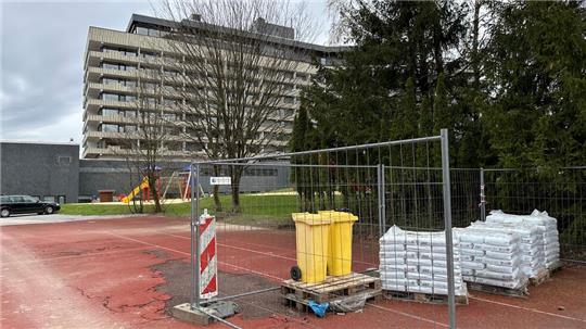 Auf dem Gelände des ehemaligen Tennisplatzes will das Ahorn-Hotel eine Indoor-Spielhalle bauen und der Rat unterstützt das Vorhaben.