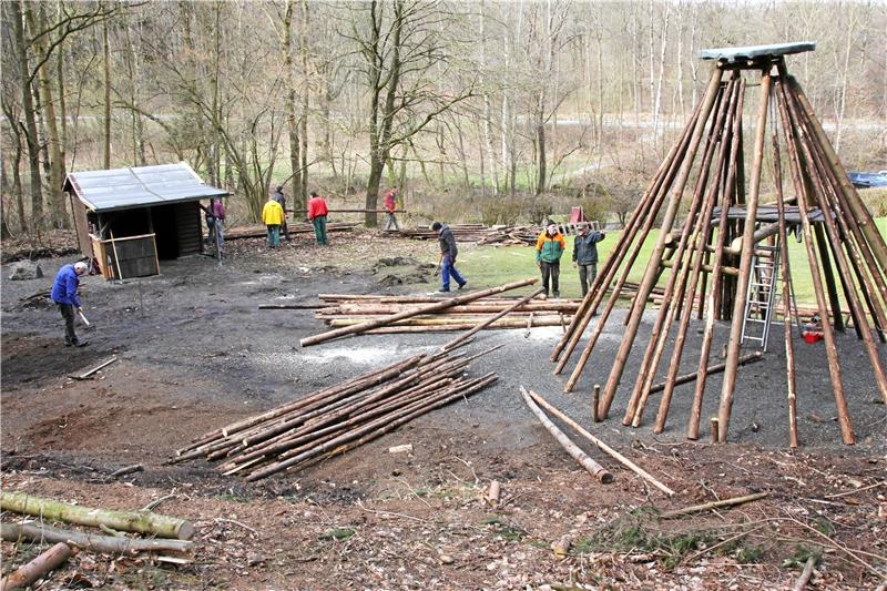 Auf dem Gelände vor der Schäderbaude wollen die Meilerfreunde im Mai die nächsten Köhlertage veranstalten. Dafür entsteht in diesen Tagen eine neue Köte. An der Stelle, wo der neue Kohlenmeiler aufgebaut wird, haben die Meilerfreunde im Erdboden Kohlerückstände von früheren Holzkohlemeilern gefunden. Fotos: Ciszewski