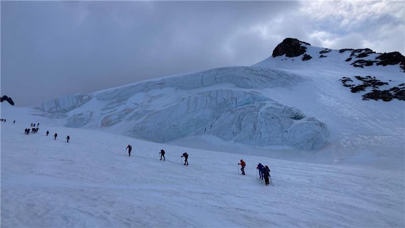 Auf dem Gletscher sind Bergsteiger angeseilt unterwegs - andernfalls drohen gefährliche Stürze in Gletscherspalten.