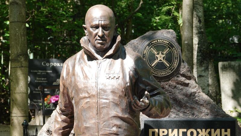 Prigoschins Erbe belastet Russland weiter Auf dem Grab des russischen Unternehmers Jewgeni Prigoschin steht eine fast lebensgroße Figur als Denkmal zur Erinnerung an den Gründer der Privatarmee Wagner.