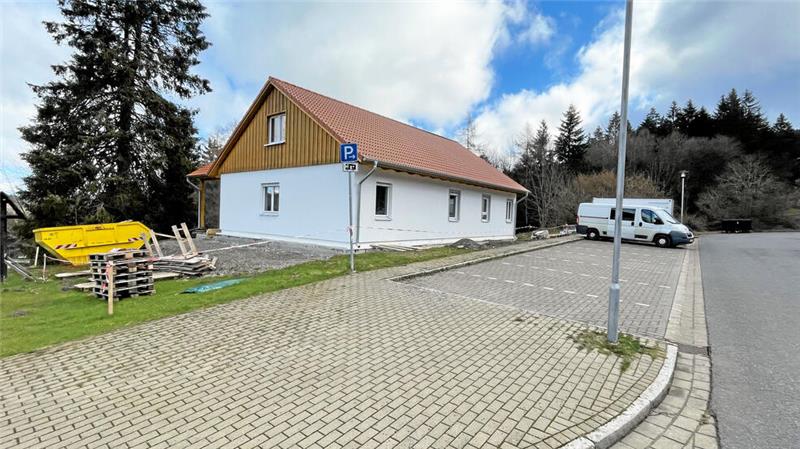 Bocksberg-Toilette in Hahnenklee wird 80.000 Euro teuer Auf dem Großparkplatz am Bocksberg soll eine öffentliche Toilette entstehen. Die kostet 80.000 Euro mehr, als gedacht.