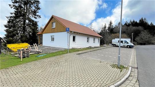 Auf dem Großparkplatz am Bocksberg soll eine öffentliche Toilette entstehen. Die kostet 80.000 Euro mehr, als gedacht.