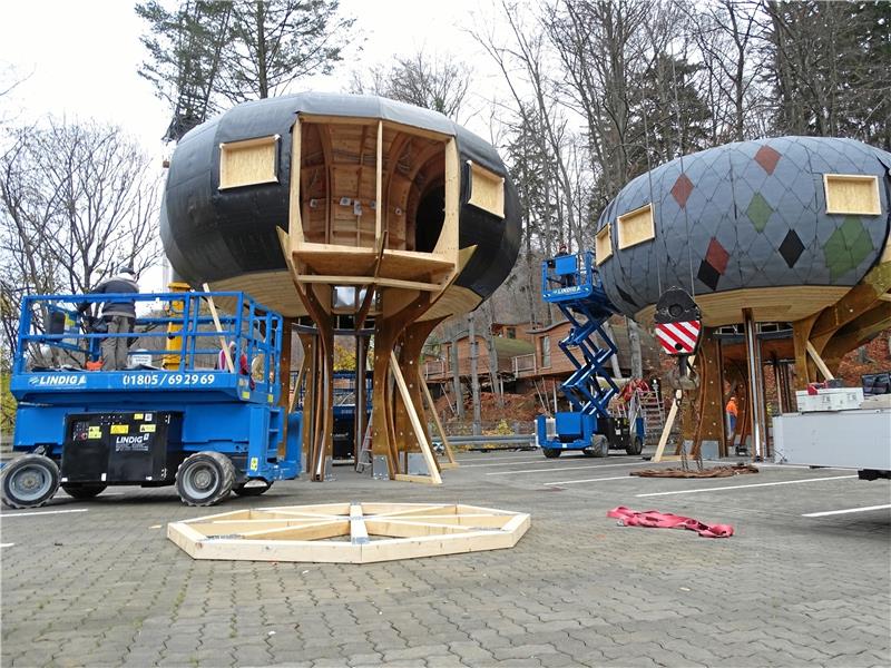 Auf dem Großparkplatz an der Bundesstraße 4 werden die achtseitigen Baumhäuser zwei Monate lang zusammengesetzt.  Fotos: Exner/Grafik: Architekturbüro Funke