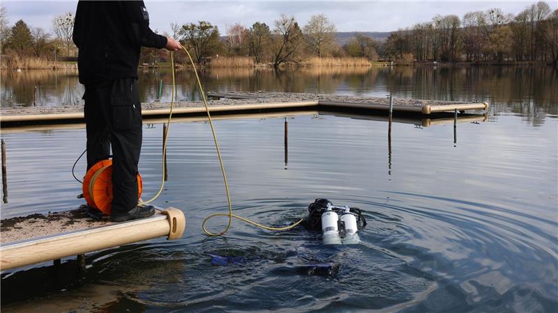 Auf dem Grund des Göttinger Kiessees soll alte Munition liegen.